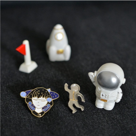 Regulus Meteorite Brooch Set | Iron-Nickel - Astronaut Pin Outer Space Series - Picture 3 of 7